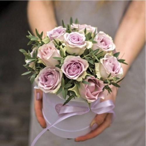 Box with lilac roses